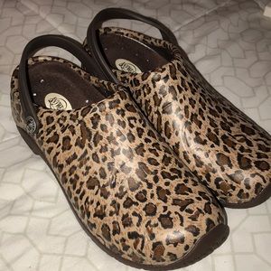 Leopard print clogs